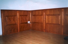 Előszoba falburkolat és szekrény - Cseresznyefából készült falburkolat 