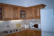 Egyedi konyhabútor gyártás - Tölgyfa konyha – spotlámpával, fénycsővilágítással. 